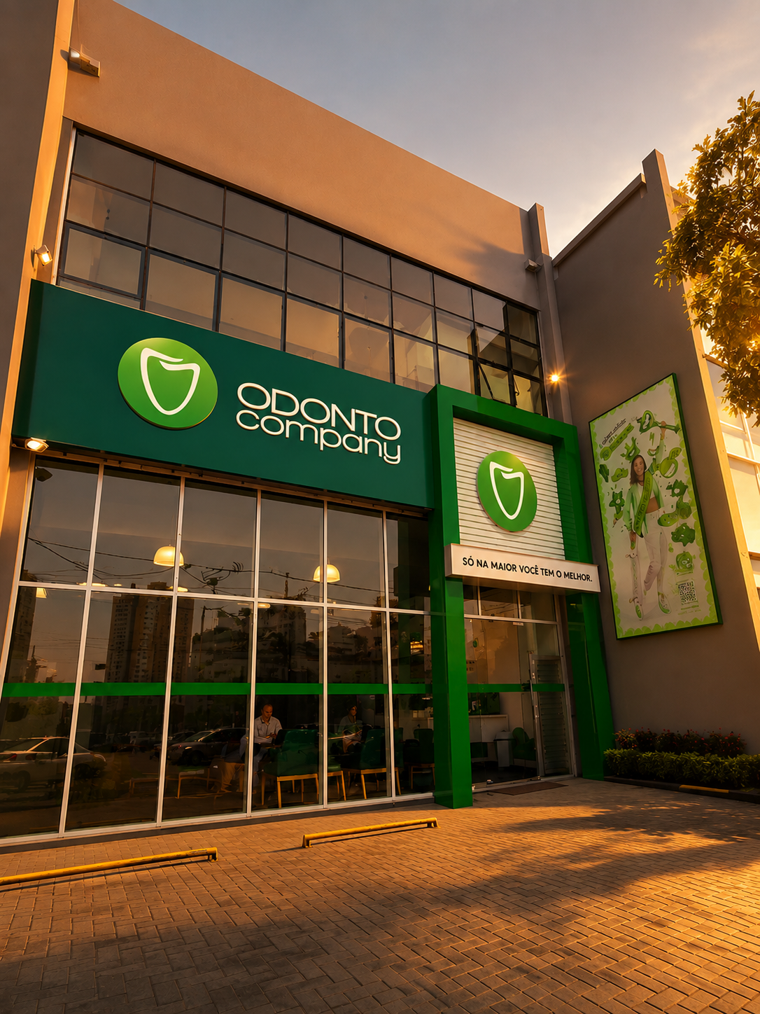 Fachada iluminada da clínica OdontoCompany